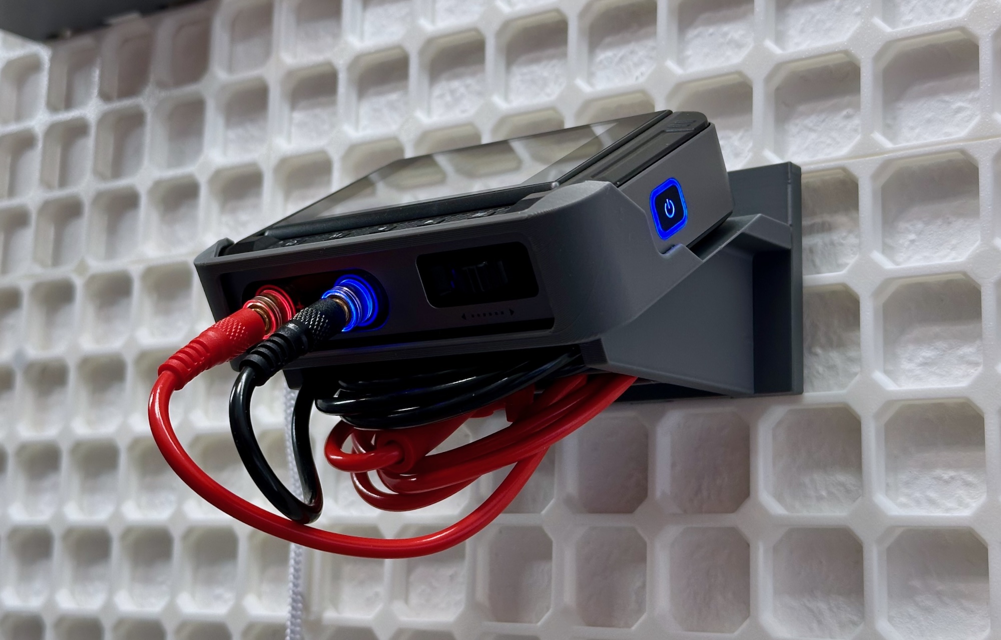 FNIRSI DPS-150 mount with device and cables